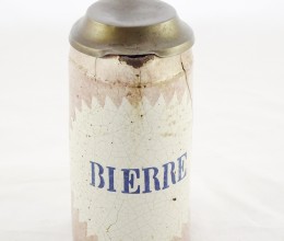 Bierkan in faience om één liter bier uit te schenken. | Collectie Museum van de Belgische Brouwers © Greet Draye voor CAG en Erfgoedcel Brussel