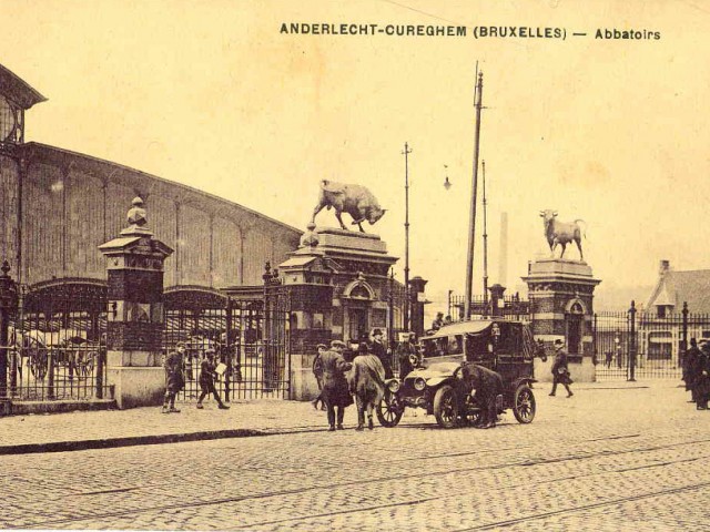 Monumentale toegangspoort van de slachthuizen in Anderlecht. | Collectie NV Abattan