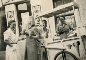 Voor café Le Cornet genieten enkele vrouwen van een schepijsje (Tilmontstraat - Jette), tussen 1950-1965. | Collectie Renée Stoefs, Erfgoedbank Jette