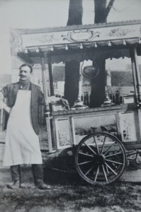Orazio Coccoza met zijn eerste ijskar, 1906 | Collectie Cocozza 