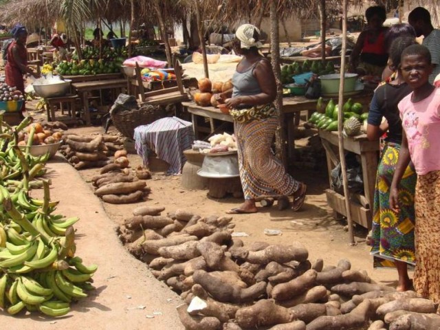 Markt met yamwortels, in Ivoorkust | Wikimedia
