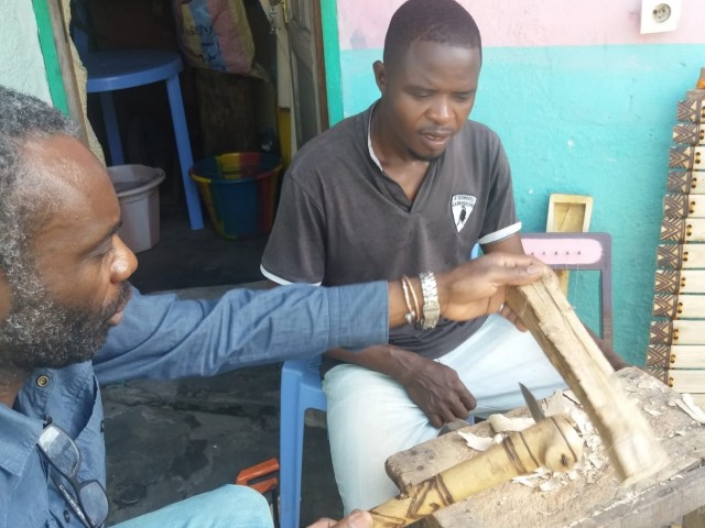 Abel Mansia, muziekinstrumentenmaker uit Congo<Br/>© Dickens Nzuzi Lukombo