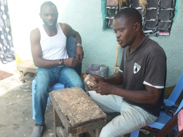 Abel heeft een vzw NTO waarmee hij in Congo lessen houtbewerking aan jongeren geeft <Br/>© Dickens Nzuzi Lukombo | Collectie Abel Mansia