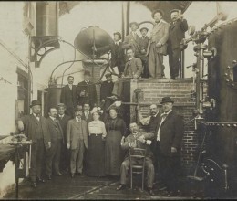 Postkaart met de foto van een groep personen in een onbekende stokerij omstreeks 1911, Jenevermuseum 